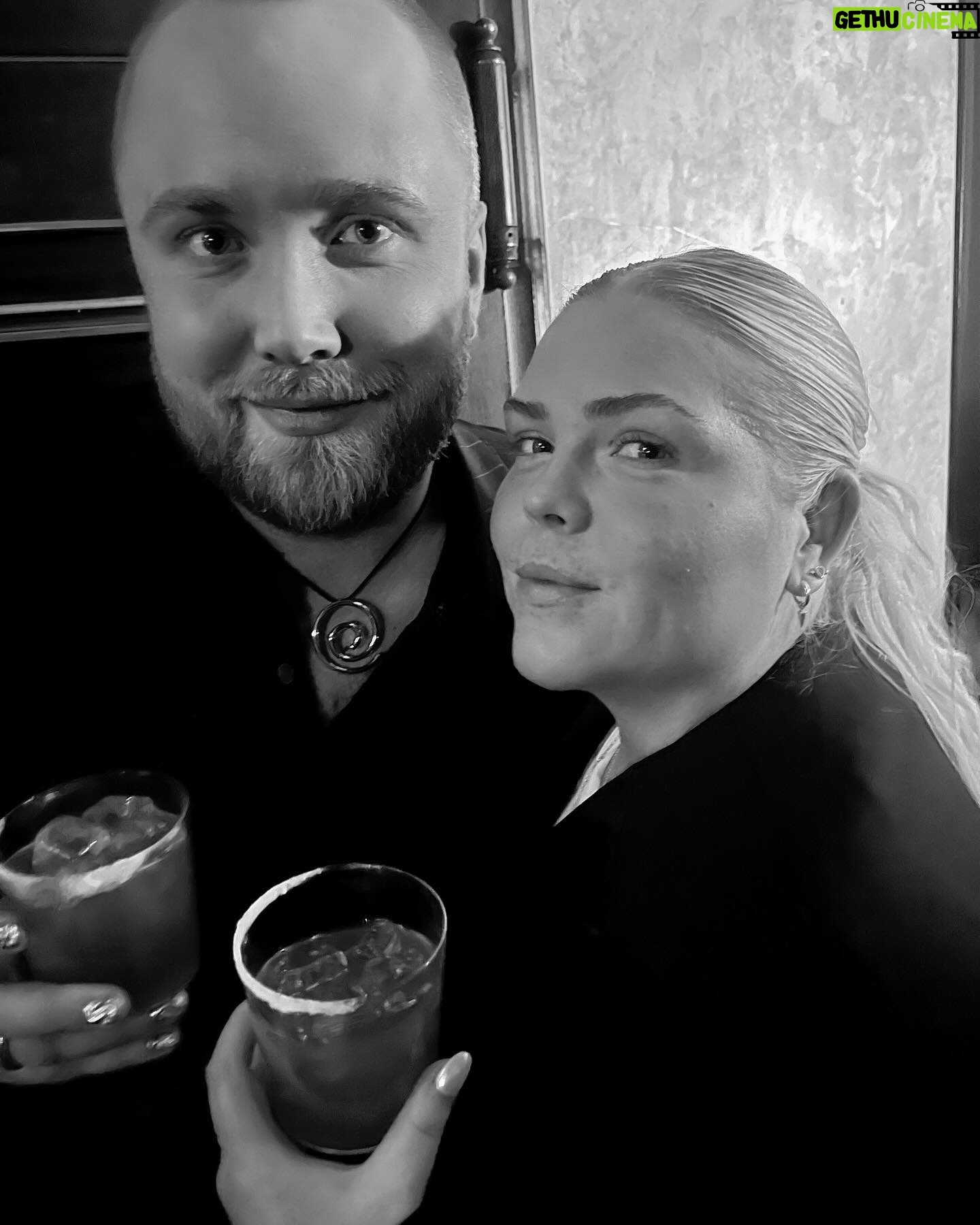 Johanna Nordström Instagram - nytt litet poddavsnitt ute till bara er!!!!! edvin har varit på ellegalan!!! folk har varit otrevliga så att säga MEN även trevliga!!! jag vill åka till albanien!!! edvin sprider teorier! osv osv finns överallt pöss