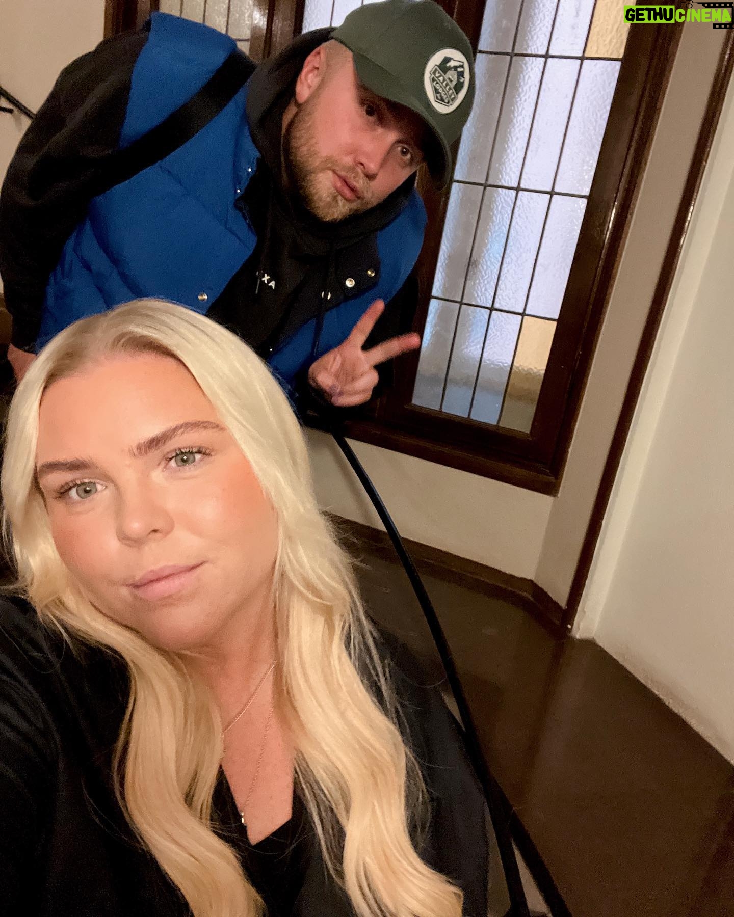 Johanna Nordström Instagram - bild i trapp!!! nytt avsnitt ute!! allt om förrädarna, el ja allt o allt, litegrann!! accessoaren HATT! och nya segmentet poddakuten!!!!! finns överallt ❤️