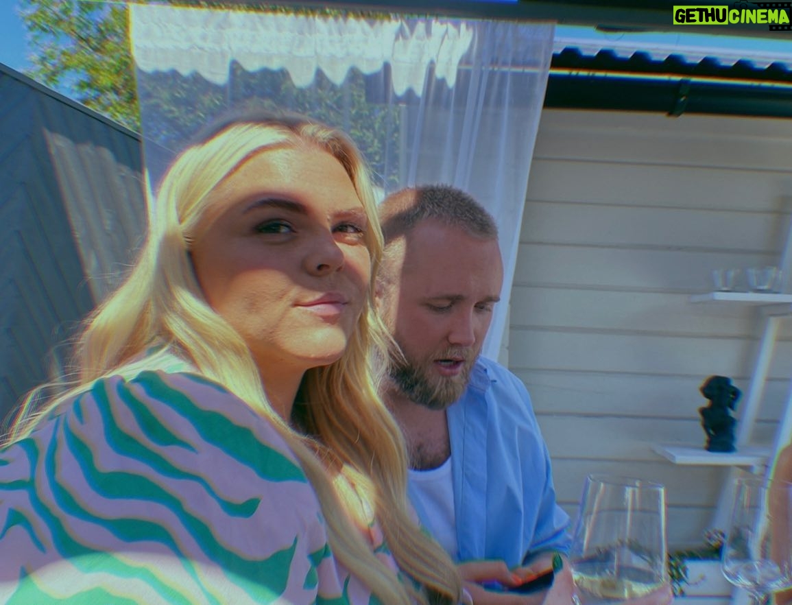 Johanna Nordström Instagram - torsdagen är här o äntligen nytt poddavsnitt!!!! edvin förstår inte min OTROLIGA poddlek ! va sällan ! han har varit på WOW , nån som vet ! o så svarar han på vad som eg hände med städerskan som stod utanför hans dörr !! de o mkt mer !! pöss finns överallt