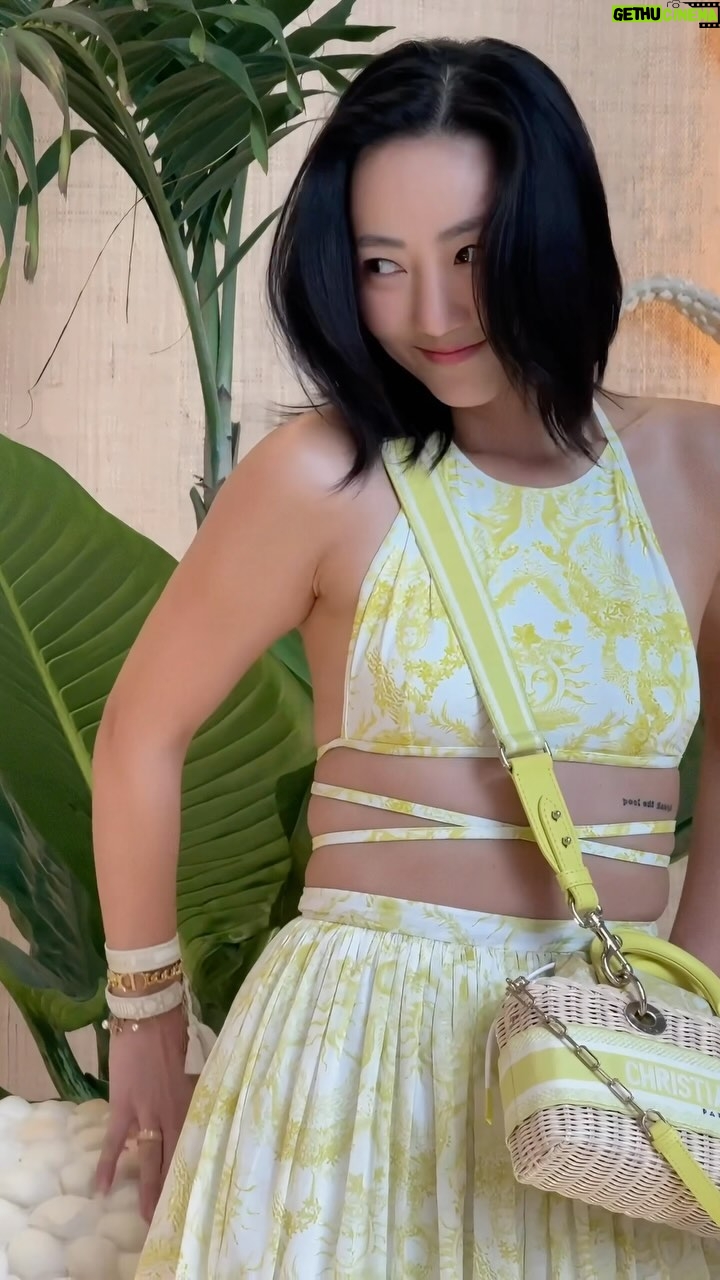 Jojo Goh - 0.9K Likes - 聊了一下午,她说我比去年平静舒坦多了,我说可能是我搞懂自己为爱输出的能耐了,而这让我感觉强大。
好像很小就已经有某种程度的强迫症,有些事情眼里容不下一粒沙子,越想会越迅速且不受控地气愤起来,随时做好毁掉一切的准备。严重的时候,可以为了 cable 夹坏而想丢掉手机。
我曾形容我身体里面住着一红一蓝的剑客,被唤醒时会像那些盗墓故事的守墓战士一样,为了保护本体玉石俱焚。这逻辑好像有点矛盾,摧毁和保护如何同时进行?我哪懂。但我曾经和红色剑客打过照面,它只执行任务,没有情感枷锁,别把它释放出来。
反正,那时候有不太认真地部署过,踏入40就要准备在一切崩坏之前离开,让世界只看过我的美。
事实是,我们无时无刻都在重新认识定义和审视何谓美丽。如果我舒坦,那大概是因为在这个阶段,谁也没本事阻拦我沧海一声笑。
我才不在乎。
For what I care, I found my colour for this summer 😎
@Dior
#Dioriviera