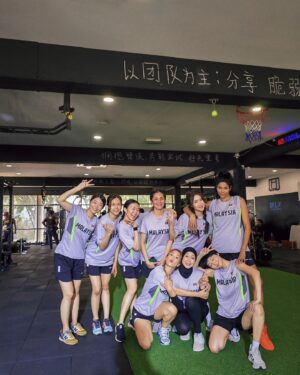 Jojo Goh Instagram - Malaysia, Singapore and Brunei, PADU is out in cinema today!

"Teamwork Chantelle, teamwork!"

Scroll till the end for the newly appointed ‘manager' of the team 🤫

Apa-apa pun, Ingat Padu, Ingat #BangkitPadu!🔥

@fifyazmi @themelissacampbell
@meifenlim @lia_natalia @shashayusof7 @aliaramly @faisalskis @eizlanyusof @thanujaananthan @gojojojojogoh @charmainechewofficial @steveylc @markadam1079 @susan_lankester @umieaida @lia_natalia @pushpanarayan @fikhreebakar

Malaysia tetap PADU #BangkitPADU #SembangEntertainment #GlobalStation
#SkopProductions #NewReleases #MovieRecommendation