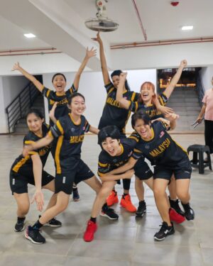 Jojo Goh Instagram - Malaysia, Singapore and Brunei, PADU is out in cinema today!

"Teamwork Chantelle, teamwork!"

Scroll till the end for the newly appointed ‘manager' of the team 🤫

Apa-apa pun, Ingat Padu, Ingat #BangkitPadu!🔥

@fifyazmi @themelissacampbell
@meifenlim @lia_natalia @shashayusof7 @aliaramly @faisalskis @eizlanyusof @thanujaananthan @gojojojojogoh @charmainechewofficial @steveylc @markadam1079 @susan_lankester @umieaida @lia_natalia @pushpanarayan @fikhreebakar

Malaysia tetap PADU #BangkitPADU #SembangEntertainment #GlobalStation
#SkopProductions #NewReleases #MovieRecommendation