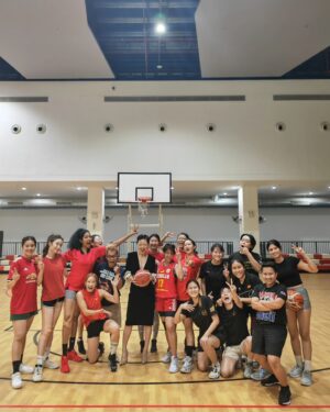 Jojo Goh Instagram - Malaysia, Singapore and Brunei, PADU is out in cinema today!

"Teamwork Chantelle, teamwork!"

Scroll till the end for the newly appointed ‘manager' of the team 🤫

Apa-apa pun, Ingat Padu, Ingat #BangkitPadu!🔥

@fifyazmi @themelissacampbell
@meifenlim @lia_natalia @shashayusof7 @aliaramly @faisalskis @eizlanyusof @thanujaananthan @gojojojojogoh @charmainechewofficial @steveylc @markadam1079 @susan_lankester @umieaida @lia_natalia @pushpanarayan @fikhreebakar

Malaysia tetap PADU #BangkitPADU #SembangEntertainment #GlobalStation
#SkopProductions #NewReleases #MovieRecommendation