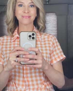 Jolie Jenkins Instagram - No matter how long one endures this cuckoo business, It’s always a juicy dream come true to be a working actor. But to grow up with deep-rooted musical theatre dreams, realize some of them as a young person, believe I might need to make peace with not realizing others—AND THEN YEARS LATER ACTUALLY GET TO???!!! 

Tears of joy for this @nicktheloudhouse dream job, all my lovely cast and crew mates, and getting to shine my silliest self and let my theater-kid freak-flag fly. Won’t you please watch our Season Two opener? A two-part Musical Episode tonight on @nickelodeon ?! 
A Musical To Remember 🎶 
Directed by @jonathanjudgedirector 
Music by @gabriel_mann 
Choreography by @katmburns 
❤️❤️❤️❤️❤️ jolie aka MOM