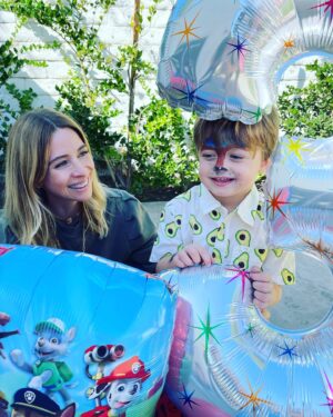 Jolie Jenkins Instagram - Hugo is 3! We are so full-hearted to celebrate this delicious kid! 💙💙💙Where does the time go? 😭@tgfacepaintandballoonart  @lunaskyeballoons