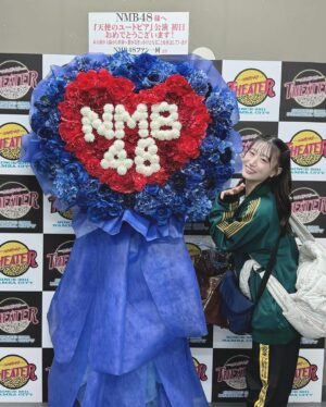 Jonishi Rei Instagram - ⠀
本日初日を迎えました！
NMB48 約10年半ぶりのオリジナル新公演
「#天使のユートピア公演」🪽

#ここにだって天使はいる公演 のステージに立つ
お姉ちゃんを何度も見てステージに憧れを持つ
きっかけにもなった公演。
とてもキラキラしていたのを今でも覚えています！
NMB48にとってもファンの皆さんにとっても大切で大事な公演。

そんな偉大すぎる公演の第二のオリジナル公演
ということで不安な気持ちもあったのですが、
メンバーみんなで何度もレッスンをして一つのものに向かって進んでいくのがとっても楽しくて

自信を持って私たちにしかできない公演を
今のNMB48でしか見せれない姿をファンの皆さんに見ていただきたいとおもいステージに立ちました☺️

気持ちが伝わっていたら嬉しいです🌼

そして、初日メンバーとしてステージに立てたこと
とても幸せな気持ちでいっぱいです！
今日という日を見つけれーちゃんしにきてくださり
ありがとうございました👌🩵
⠀
⠀
⠀
そして！！！
私はリハーサル期間と舞台期間が少し被っていて
振り入れに参加することができなかったのですが、
全曲！！！わかにゃんがアンダーで入ってくれて
そのおかげでスムーズに振りお越しをすることができました！！
わかにゃんがいなければ私は今日という日を迎えることが
できませんでした！

細かいメモまでしっかりしてくれたり
個人的に一緒に練習までしてくれたり

本当にありがとう🐱
⠀
⠀
他にもたくさんのメンバーがアンダーに入ってくれて、今日の公演はそんなメンバーみんなとつくりあげたものでもあります。

みんなきっと必ず
皆さんの天使になって
#天使のユートピア公演 に現れます。

天使たちがつくるユートピア
見つけれーちゃんしにきてくださいね👼🌟

いつもNMB48を応援してくださる皆さん
本当にありがとうございます。
皆さんがずっとずっと全力でNMB48を好きでいて
くださるからこそまた天使になることができました☺️

NMB48まだまだ走り続けます🏃‍♀️💨

これからもよろしくお願いします！
⠀
⠀
⠀
⠀