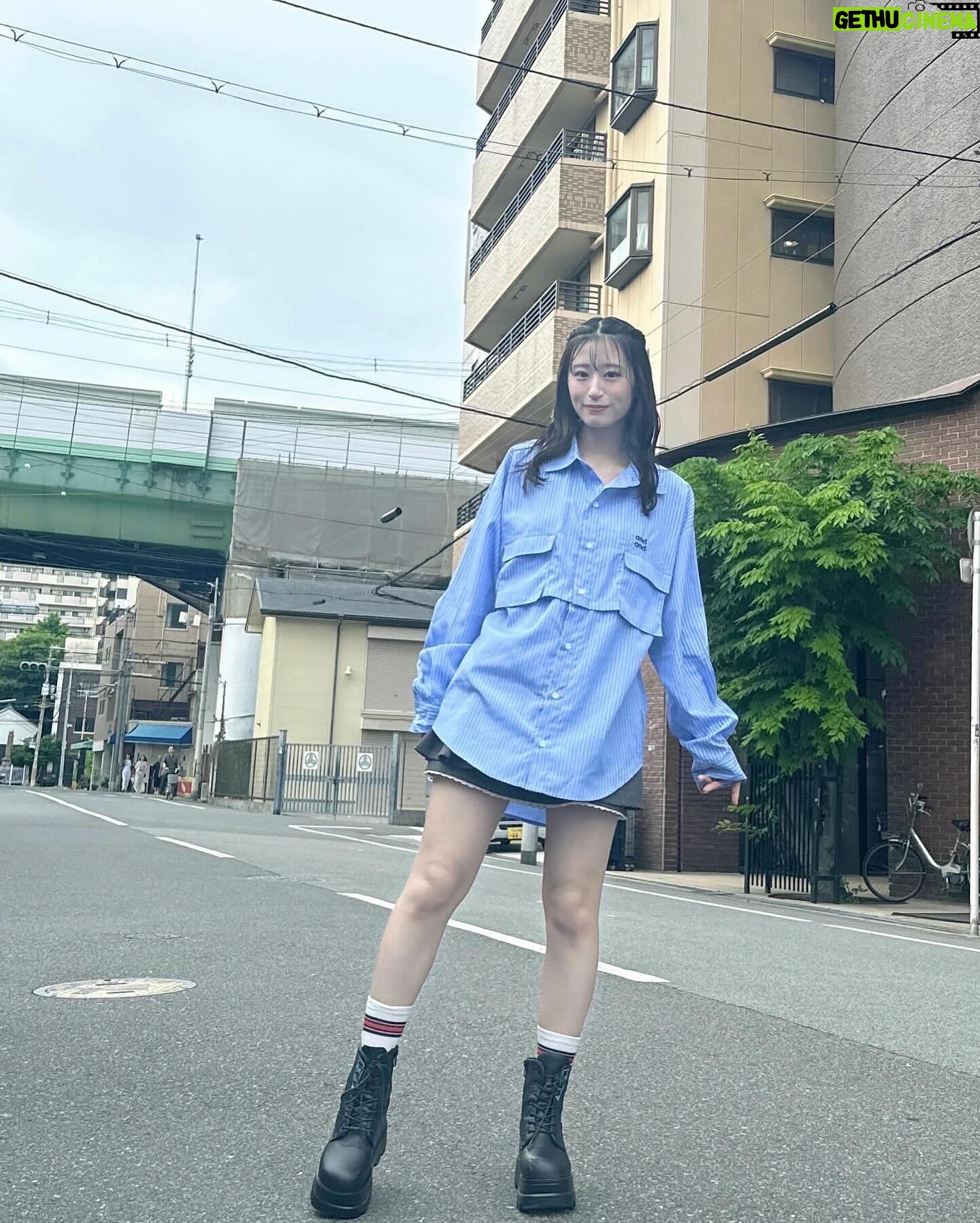Jonishi Rei Instagram - ⠀ ⠀ 2wayシャツ🩵 ⠀ ⠀ ⠀ ⠀ ⠀ #れーチャンしふく #dailylook #ootd #code #outfit #低身長コーデ #154cm #andgeebee #シャツ #シャツコーデ