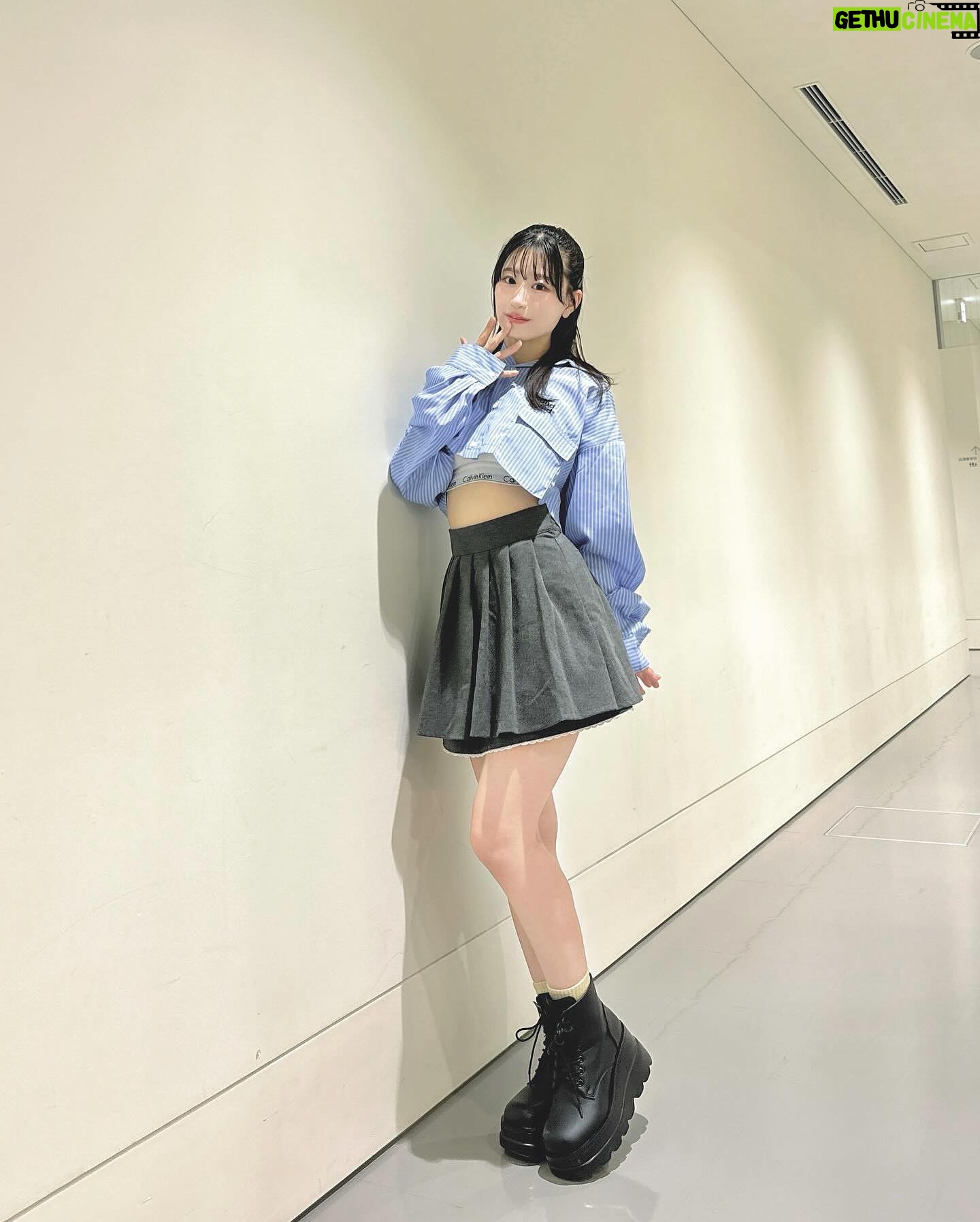 Jonishi Rei Instagram - ⠀ ⠀ 2wayシャツ🩵 ⠀ ⠀ ⠀ ⠀ ⠀ #れーチャンしふく #dailylook #ootd #code #outfit #低身長コーデ #154cm #andgeebee #シャツ #シャツコーデ
