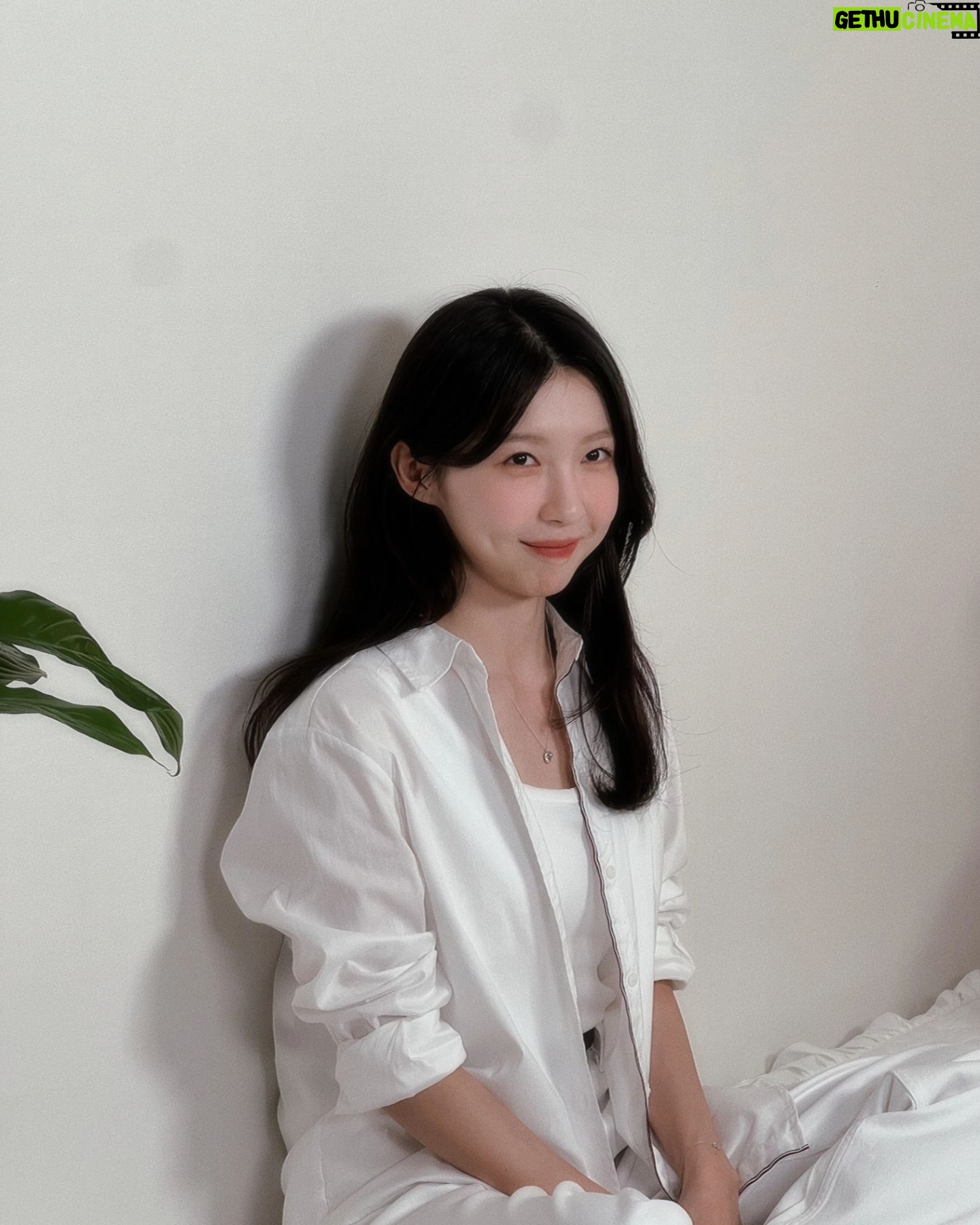 Joo Hyun-young - 18.7K Likes - 어렸을 때 이 날을 꿈꾸며 연습 많이 했는데.. 더 할 걸 그랬어요?! 크크. 이른 아침부터 섬세하게 찍어주시고 예쁘게 담아주신 나혼자산다팀 너무나 감사드립니다! 매번 티비로만 보던 스튜디오에 처음 들어갔을 때 정말 심장이 미친듯이 뛰었어요. 본방 보면서도 미숙하고 어설픈 제 모습에 또 심장이 콩닥콩닥 했어요. 근데 이게 나인걸 우째.. 헤헤🦧 시청해주신 분들 모두 너무너무 감사드립니다. 나! 혼자! 산다!!!