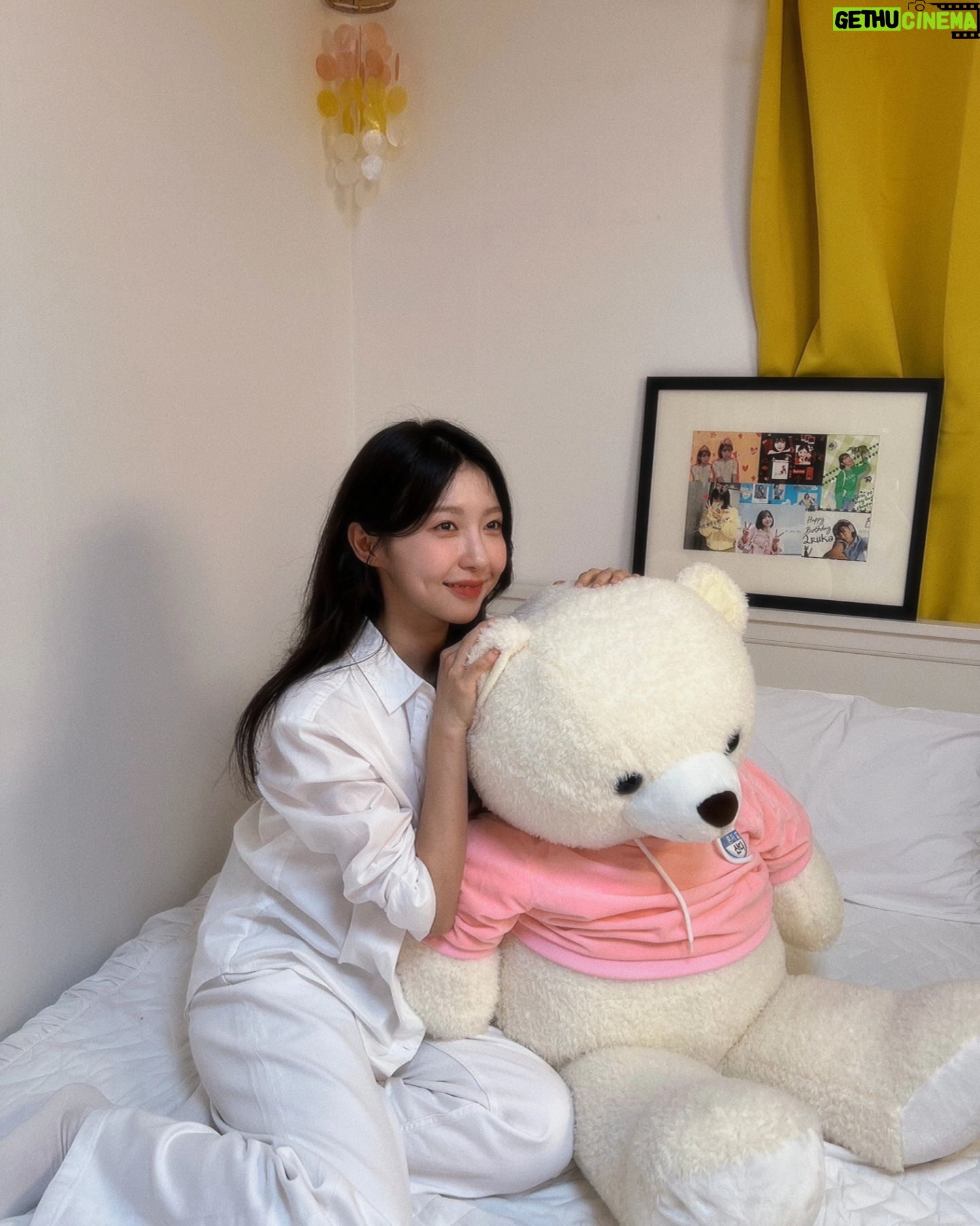 Joo Hyun-young - 18.7K Likes - 어렸을 때 이 날을 꿈꾸며 연습 많이 했는데.. 더 할 걸 그랬어요?! 크크. 이른 아침부터 섬세하게 찍어주시고 예쁘게 담아주신 나혼자산다팀 너무나 감사드립니다! 매번 티비로만 보던 스튜디오에 처음 들어갔을 때 정말 심장이 미친듯이 뛰었어요. 본방 보면서도 미숙하고 어설픈 제 모습에 또 심장이 콩닥콩닥 했어요. 근데 이게 나인걸 우째.. 헤헤🦧 시청해주신 분들 모두 너무너무 감사드립니다. 나! 혼자! 산다!!!