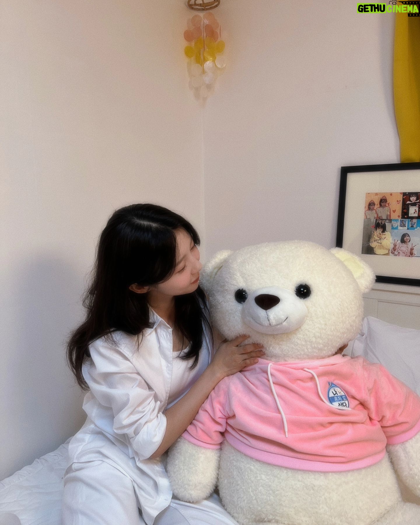 Joo Hyun-young - 18.7K Likes - 어렸을 때 이 날을 꿈꾸며 연습 많이 했는데.. 더 할 걸 그랬어요?! 크크. 이른 아침부터 섬세하게 찍어주시고 예쁘게 담아주신 나혼자산다팀 너무나 감사드립니다! 매번 티비로만 보던 스튜디오에 처음 들어갔을 때 정말 심장이 미친듯이 뛰었어요. 본방 보면서도 미숙하고 어설픈 제 모습에 또 심장이 콩닥콩닥 했어요. 근데 이게 나인걸 우째.. 헤헤🦧 시청해주신 분들 모두 너무너무 감사드립니다. 나! 혼자! 산다!!!