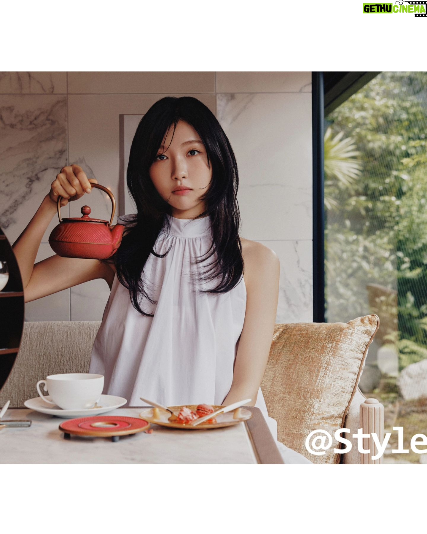 Joo Hyun-young - 26.9K Likes - 멋진 선생님들과 이렇게 행복해도 되나 싶을 정도로 감사했던 작업. @atstar1_ 감사합니다 💘