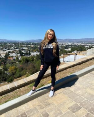 Jordan Rachel Instagram - Happy Sunday ☀️💛