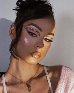 Jordan Lipscombe Instagram - full look including all products from my @primark.beauty expert edit✨ they’re still available to buy in @primark stores this week so grab it while you can bbys💗

PRODUCTS ON MY FACE: 
•orange & wild mint energy priming spray 
•brow sketch (i use shade dark brown)
•double coverage matte foundation (i use shade toffee)
•foundation & contour stick (i use shade chai)
•bake it setting powder (i use shade beige)
•high pigment blusher (i used shade secrecy)
•false lash queen mascara 
•3D lashes (i used allure here)
•lip liner (i use shade toffee)
•high gloss (i use shade candy) 

#iworkwithprimark #primarkbeauty AD