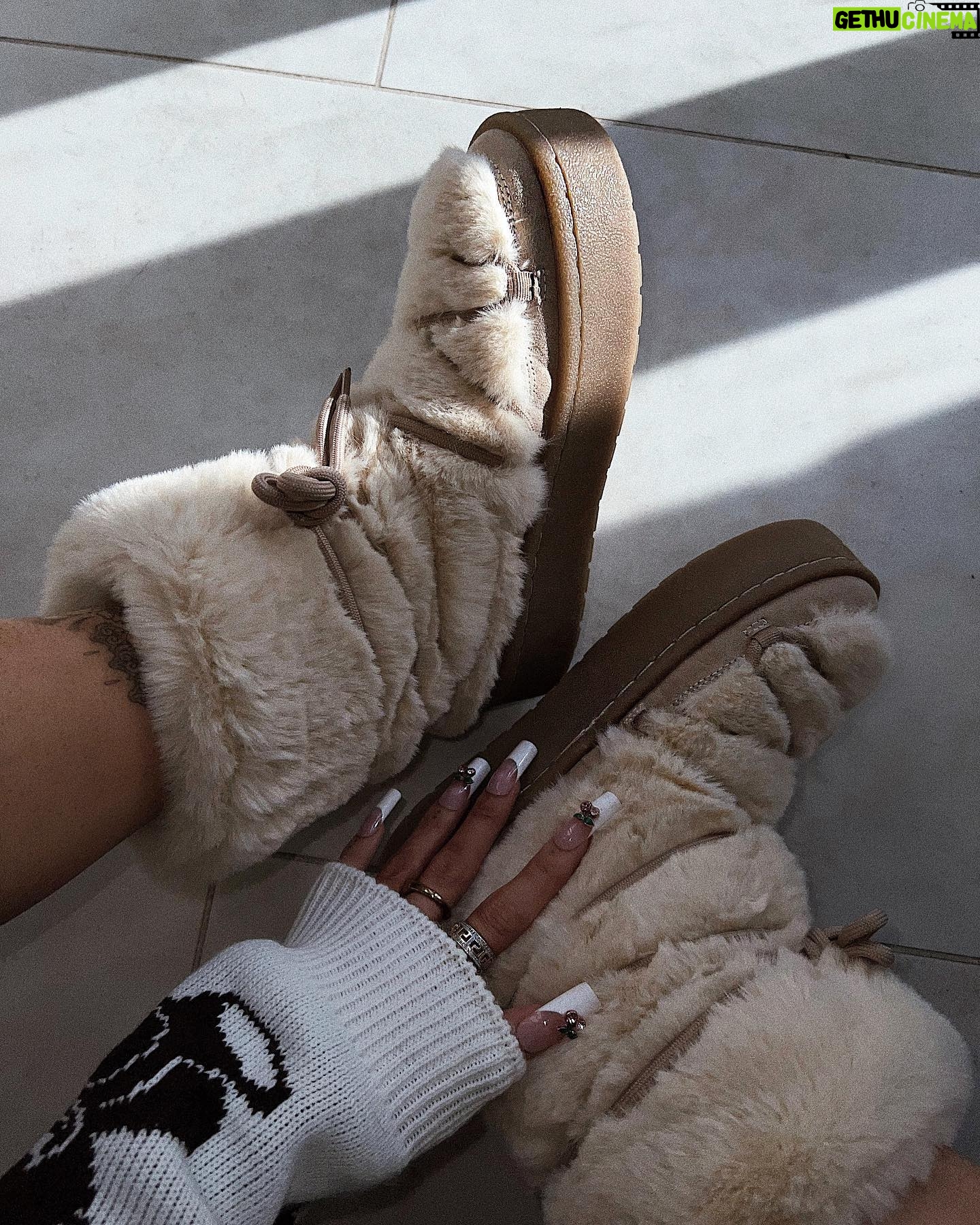Jordan Lipscombe Instagram - fluff balls @hm