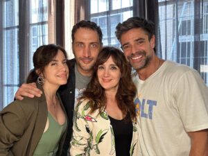 Jorgelina Aruzzi Instagram - Se viene “EL BESO” la gran comedia de Mar del Plata 2024 💋🇦🇷☀️

Producción general: Javier Faroni
Dirección: Nelson Valente

Sensacional Estreno: 26 de diciembre en el Teatro Lido de Mar del Plata.

Según el diccionario, un beso es el contacto o presión que se hace con los labios sobre una persona, contrayéndolos y separándolos en señal de amor. 
Pero todos los que alguna vez hayamos dado o recibido uno sabemos que un beso es mucho más que eso… Un beso es la antesala del amor y también de su consecuencia.
¿Puede un beso indicarte que dejaste de amar a alguien? ¿Puede un beso decirte que estás frente al amor de tu vida? ¿Puede un beso darle un giro abrupto a tu vida en tan solo un instante?