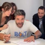 Jorgelina Aruzzi Instagram - Se viene “EL BESO” la gran comedia de Mar del Plata 2024 💋🇦🇷☀️ Producción general: Javier Faroni Dirección: Nelson Valente Sensacional Estreno: 26 de diciembre en el Teatro Lido de Mar del Plata. Según el diccionario, un beso es el contacto o presión que se hace con los labios sobre una persona, contrayéndolos y separándolos en señal de amor. Pero todos los que alguna vez hayamos dado o recibido uno sabemos que un beso es mucho más que eso… Un beso es la antesala del amor y también de su consecuencia. ¿Puede un beso indicarte que dejaste de amar a alguien? ¿Puede un beso decirte que estás frente al amor de tu vida? ¿Puede un beso darle un giro abrupto a tu vida en tan solo un instante?