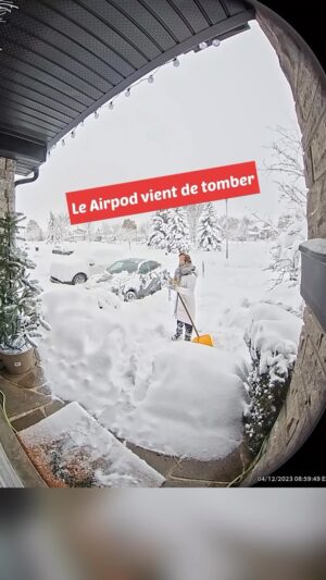 Josée Boudreault Instagram - Quand tu perds un écouteur AirPod une journée de tempête, tu es contente d’avoir un chum patient 😂

Une autre aventure captée par ma sonnette ! @lprivard