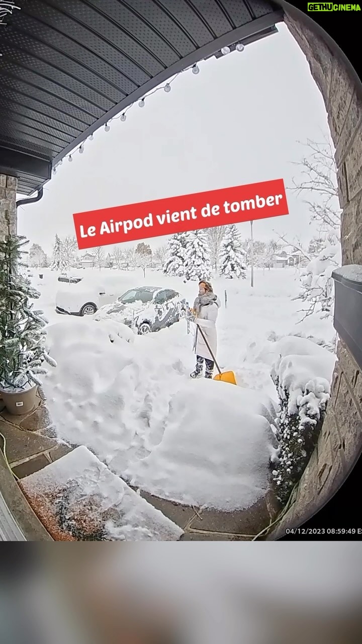 Josée Boudreault - 2.2K Likes - Quand tu perds un écouteur AirPod une journée de tempête, tu es contente d’avoir un chum patient 😂
Une autre aventure captée par ma sonnette ! @lprivard