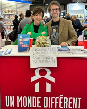 Josée Boudreault Instagram - Mon chum a ramené ses chocolats pour attirer les timides au Salon du livre de Montréal ! 😂 kiosque 2537 #salondulivre