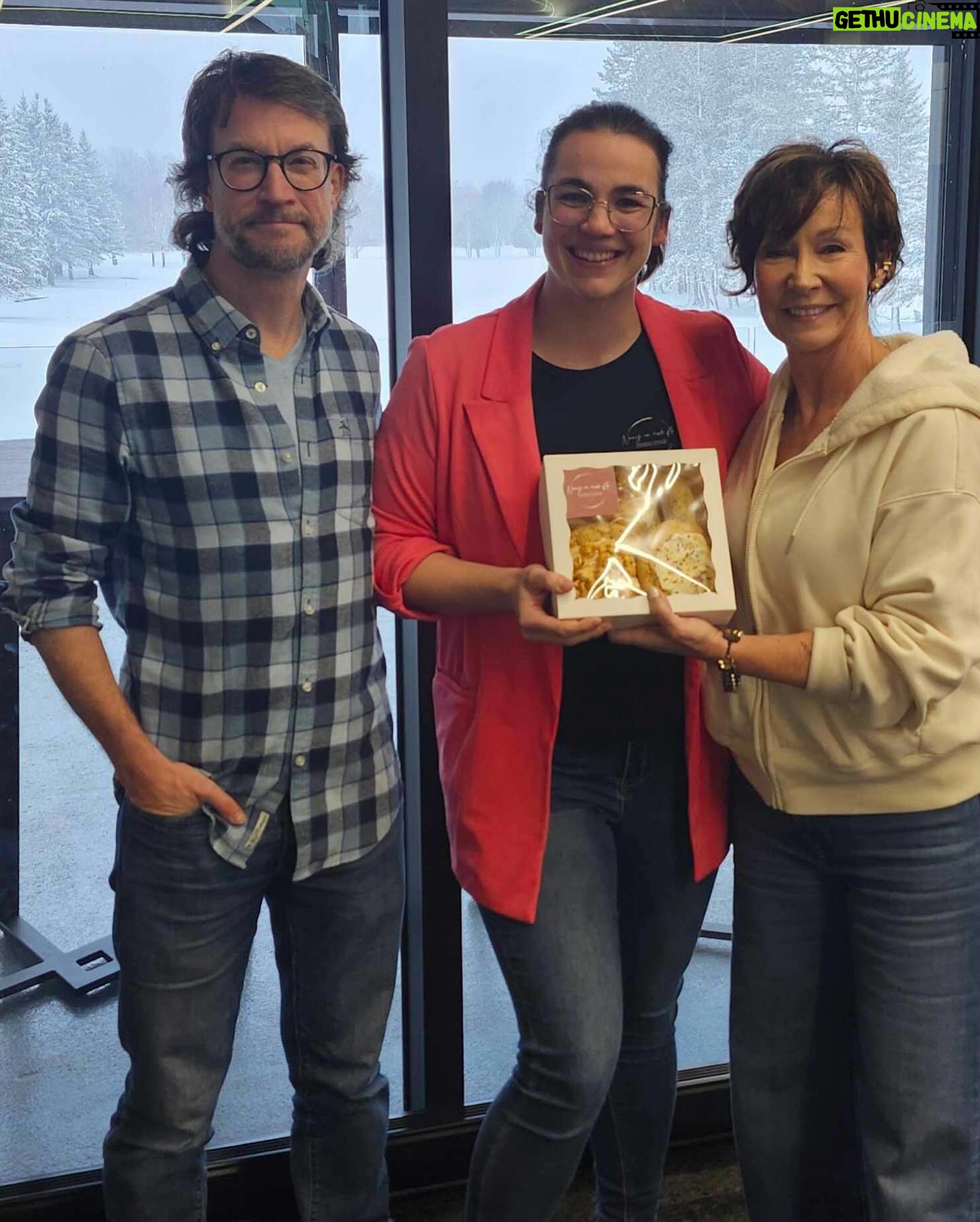 Josée Boudreault - 161 Likes - Nous avons eu une belle visite à St-Georges. Stéphanie Brochu de @nany_en_mode_fete qui nous a donné de magnifiques biscuits pour la route du retour tantôt.
Ça valait la peine d’affronter un peu de neige pour venir dans le coin ❤️