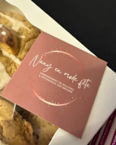 Josée Boudreault Instagram - Nous avons eu une belle visite à St-Georges.  Stéphanie Brochu de @nany_en_mode_fete qui nous a donné de magnifiques biscuits pour la route du retour tantôt.
Ça valait la peine d’affronter un peu de neige pour venir dans le coin ❤️