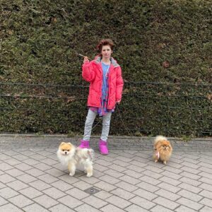 Josefine Preuß Instagram - Wenn deine heutigen Kollegen besser aussehen als man selber..!
#nixfestes2 #läuft