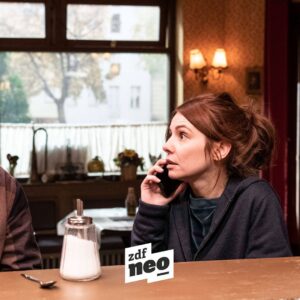 Josefine Preuß Instagram - Wat? Wie jetz‘? Ab sofort, unverzüglich.., ab jetz‘!
NIX FESTES, zweite Staffel in der @zdfmediathek abrufbar!
Produktion: @itvstudiosgermany Autor: @markus.barth Regie: @ulli.baumann  Kamera: @ullibaumann  Casting: @mscasting_  mit: @sebastianfraesdorf @timkalkhof @marierathscheck #dirkmartens @omarelsaeidi @arnegottschling u.v.a.m.  #inberlindadarfmandas