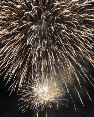 Josefine Preuß Instagram - Ich wünsche euch Allen einen tollen Jahresausklang.., und dann mit Freude, Solidarität und Liebe durch das Jahr ‘22!
#nunaberwirklich #eskannjanurbesserwerden #happynewyear