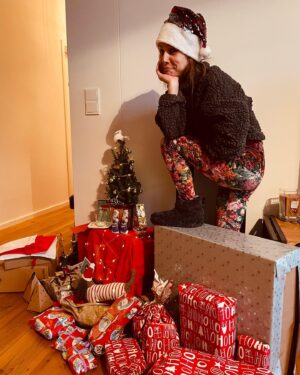 Josefine Preuß Instagram - “Dieses Jahr schenken wir uns nix!” Ja ja, alle Jahre wieder..
Ich wünsche euch allen von 💝💝💝💝 ein besinnliches und friedliches Weihnachtsfest.. Bitte bleibt gesund!
#hohoho #happychannukah #merry’sxmas