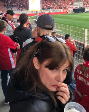 Josefine Preuß Instagram - Heute geht’s echt um was, Relegation!!!
#unionberlin #publicviewing in #deraltenförsterei mit #stadionwurst und #stadionbier U.N.V.E.U.