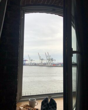 Josefine Preuß Instagram - Zimmer mit Aussicht..
#backtowork #backontrack #hhmeineperle