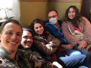Josefine Preuß Instagram - Da sind sie wieder! Aber wie immer „Nix Festes“.. #drehtstart #staffel2 mit meinen Liebsten: #sebastianfräsdorf @timkalkhof #dirkmartens @marierathscheck @_zdfneo_