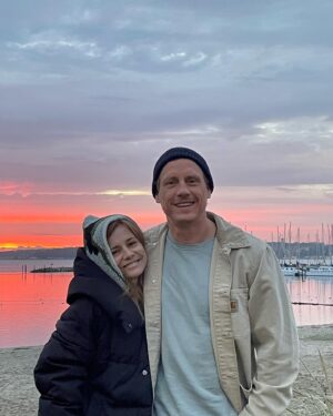 Josefine Preuß Instagram - Guten Morgen aus’m Norden!!! #shortlybackonthisset #prettyflyforaNICEguy @dreamtool_entertainment @patrickkalupa_offiziell ist #DrNice