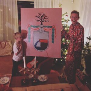 Josephine Bornebusch Instagram - Årets bästa julklapp vann precis min svägerska @ofvida när hon gav mig en gigantisk pastellmålning av vår vapensköld för att påminna mig om att 1- vi har en vapensköld och 2-den påminner extremt mycket om ett avlopp.