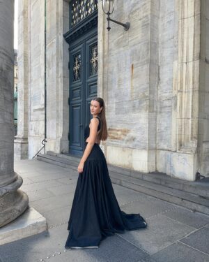 Josephine Chavarria Højbjerg Instagram - Verdens største fornøjelse❤️ Tak fordi jeg måtte være en del af den fineste fejring🫶🏼🇩🇰 Og tak @rasmusbrohave for det dejligste selskab og @soerenleschmidt for at hjælpe mig med den smukkeste kjole (annonce ved det ikke??:)))❤️