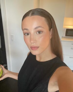 Josephine Chavarria Højbjerg Instagram - Verdens største fornøjelse❤️ Tak fordi jeg måtte være en del af den fineste fejring🫶🏼🇩🇰 Og tak @rasmusbrohave for det dejligste selskab og @soerenleschmidt for at hjælpe mig med den smukkeste kjole (annonce ved det ikke??:)))❤️