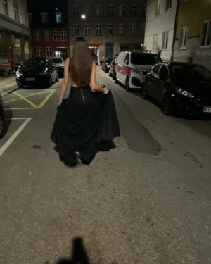 Josephine Chavarria Højbjerg Instagram - Verdens største fornøjelse❤️ Tak fordi jeg måtte være en del af den fineste fejring🫶🏼🇩🇰 Og tak @rasmusbrohave for det dejligste selskab og @soerenleschmidt for at hjælpe mig med den smukkeste kjole (annonce ved det ikke??:)))❤️