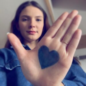 Joséphine Japy Instagram - Ce confinement est pour beaucoup d’autistes et leurs accompagnants un moment particulièrement éprouvant... SOUTENONS LES!  #journéeautisme #autismawarness #sourireenbleupourlautisme #tousenbleu 
Un immense bravo aux parents, comme les miens, et aux soignants professionnels ou bénévoles mobilisés au quotidien ! 🙏🏻💙