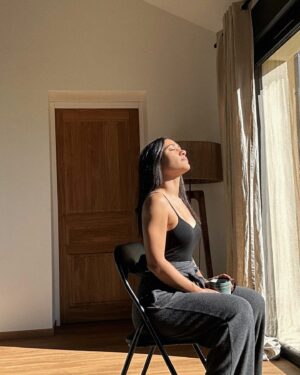 Joséphine Jobert Instagram - Enjoying the sun outside and inside the house. 
Profitez du soleil en dehors et à l’intérieur de la maison.