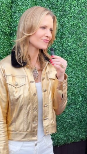 Josie Davis Instagram - A quick little red carpet to support @iamjamiefoxx and @msvfox’s @notanotherchurchmovie 

Jacket & Jeans: @madisonmaison 
White knit tank: @shopgigimoda 

#jamiefoxc #vivicagox #redcarpet #moviepremiere @valerie.mccaffrey.58