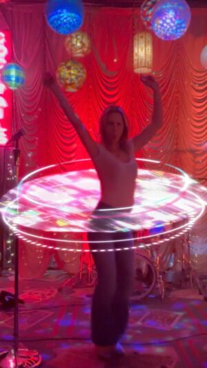 Josie Davis Instagram - DANCING! 💃 in 4 inch heels is hard! Esp on a rug! 😆

👖 ny @madisonmaison 

#bluejeans #jeans #dance #dancing #karaoke