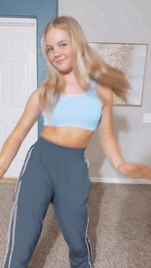 Journey Kay Instagram - Schools out!!! Time to celebrate!!! 💓💓
@honeycutofficial #stingersquad #stingerteam #honeycut