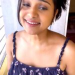 Jovita Livingston Jones Instagram - This used to top my playlist once upon a time❤️ #sarasarasaarakathu ❤️🎤 #myvoice #karaokediaries #homejamming #reels #trending #music #tamilmusic #instagram #trendingreels #tamilsongcovers