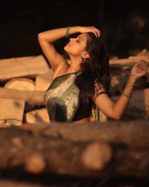 Jovita Livingston Jones Instagram - Hey Alexa , play desi girl 😉💚
📸 @sat_narain 

#sareeaddict #jovitalivingston