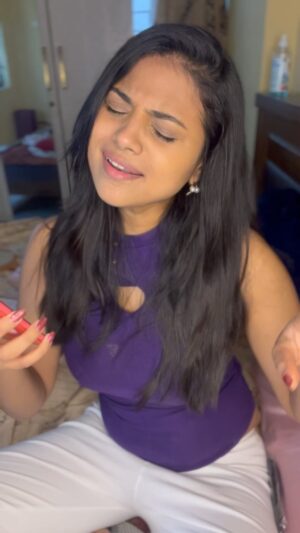 Jovita Livingston Jones Instagram - Joining the ghilli fever 🎤 ❤️ #myvoice #karaokediaries #ghilli #shalala 

#reels #trending #tamilsongcovers #music #instagram #thalapathy #ghilli #vijay #covers #trendingreels #reelitfeelit #reelsinstagram #thalapathyvijay #shalala #jovitalivingston