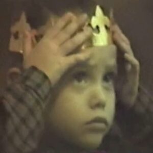 Joy Esther Instagram - Cette vidéo ne marche qu’en janvier 😆👸🏼

Vous noterez ma tête DEEEG quand mon frère a la fève 😆 et qui ne dit absolument rien quand je lui chourre sa couronne 👑🤦🏼‍♀️

#galettedesrois #90s