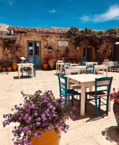Joy Esther Instagram - Cet endroit, tout petit village que j’aime d’amour ♥️ #marzamemi_sicily ci vediamo presto 🥰 📸 @raffaella_catania