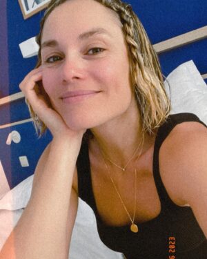 Joy Esther Instagram - Passage de 38 à 39  ans 🥰 ce fût merveilleux (sauf quand j’ai vomi à peu près 9 mois 😆) 
C’était il y a quelques jours 🎂 et merci à vous pour vos nombreux messages ♥️ 
L’an prochain grosse teuf for the big 4 🥳🤪
(Je précise que ce n’est pas une nouvelle grossesse 🥵)

Merci @stefan_sn et @romainrigalinsta pour ces jolies photos 🥰