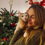 Joy Esther Instagram - Aaaaah ouiiiiii 🎄❤️ Mes amours de toute ma vie. Mes deux chats et j’oublie pas mon Willy ✨